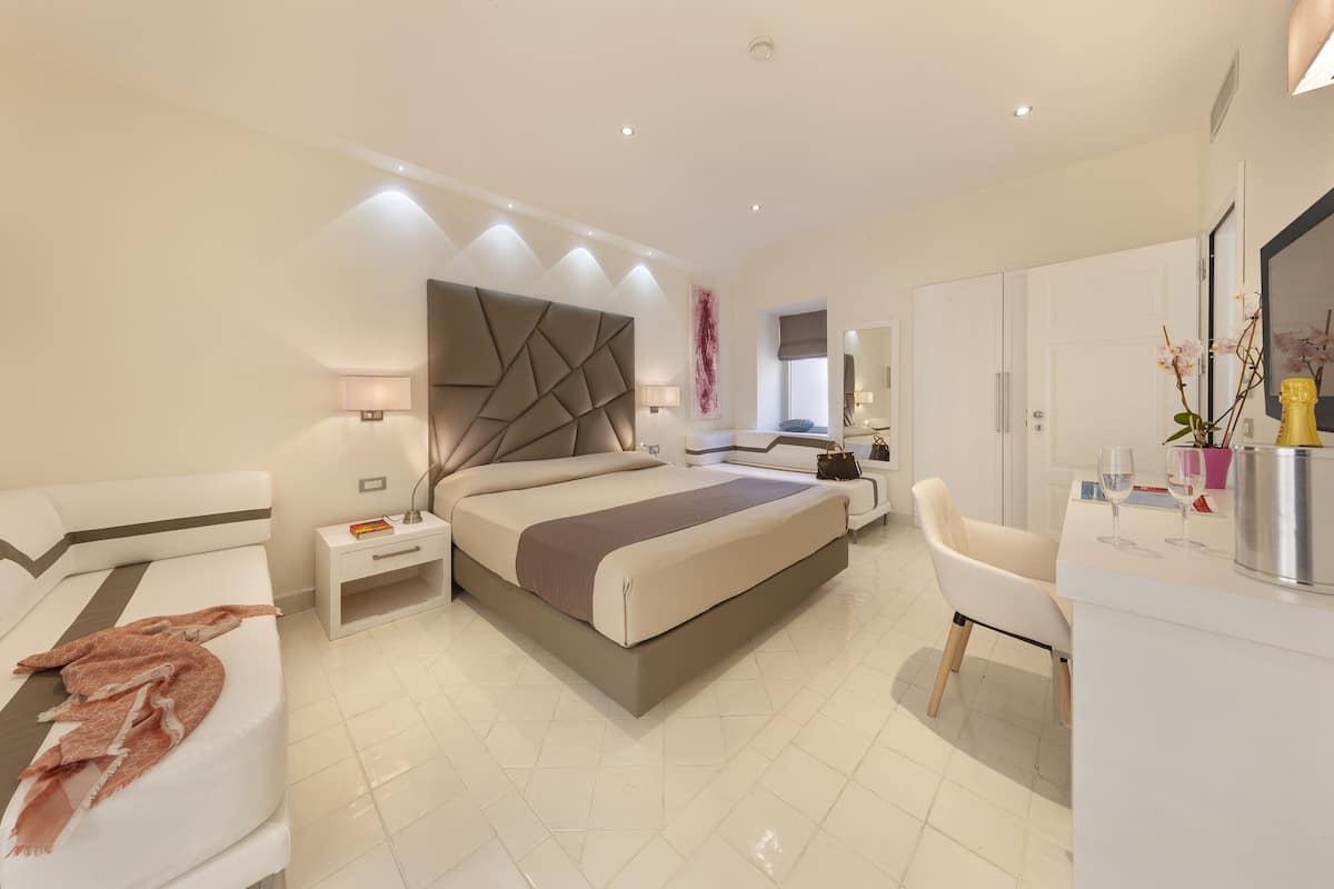Junior Suite (for 3 people) | Cadar Frette Itali, peralatan tempat tidur premium, tilam berlapik