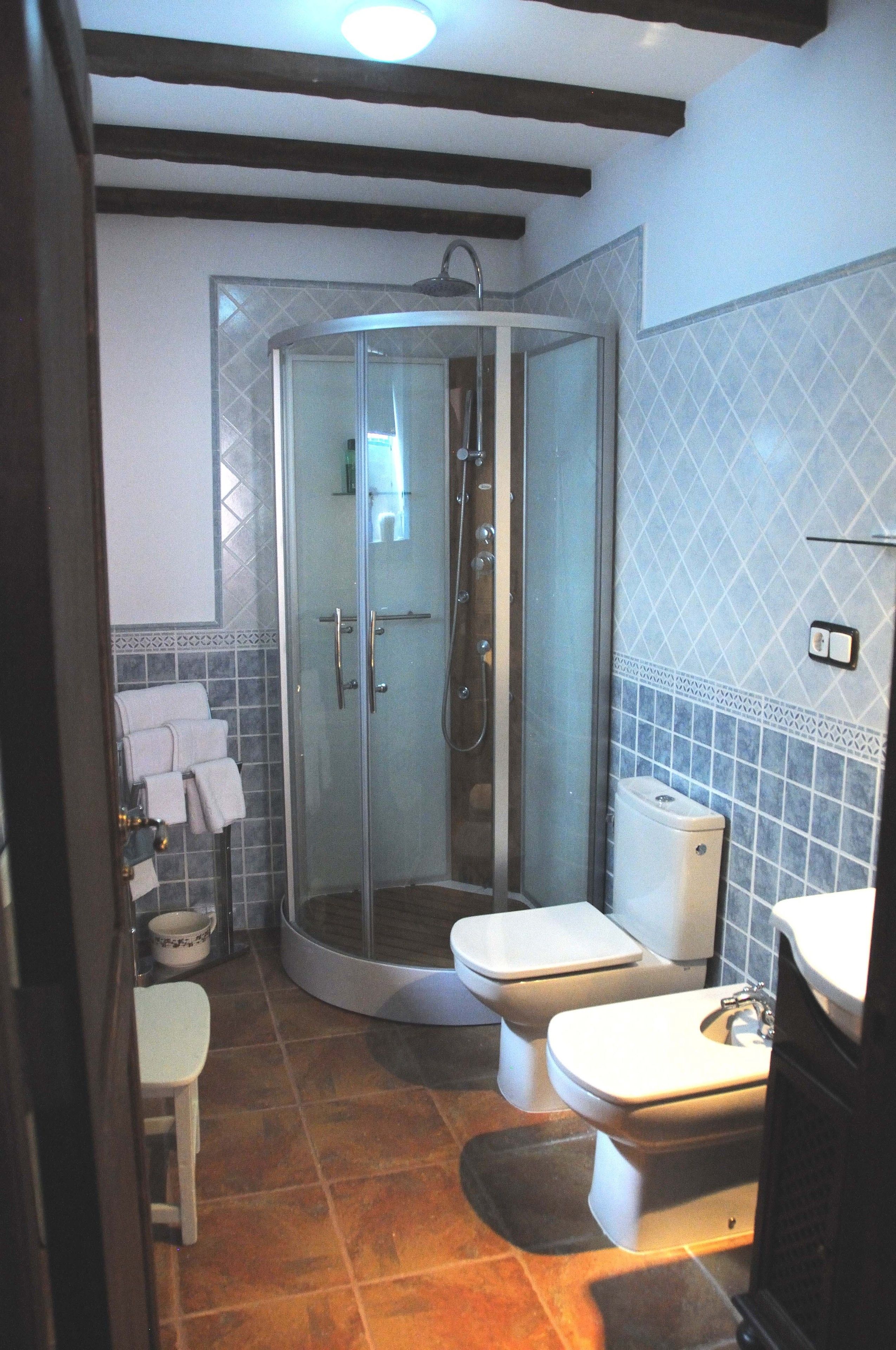 combined shower/bathtub, rainfall showerhead, free toiletries