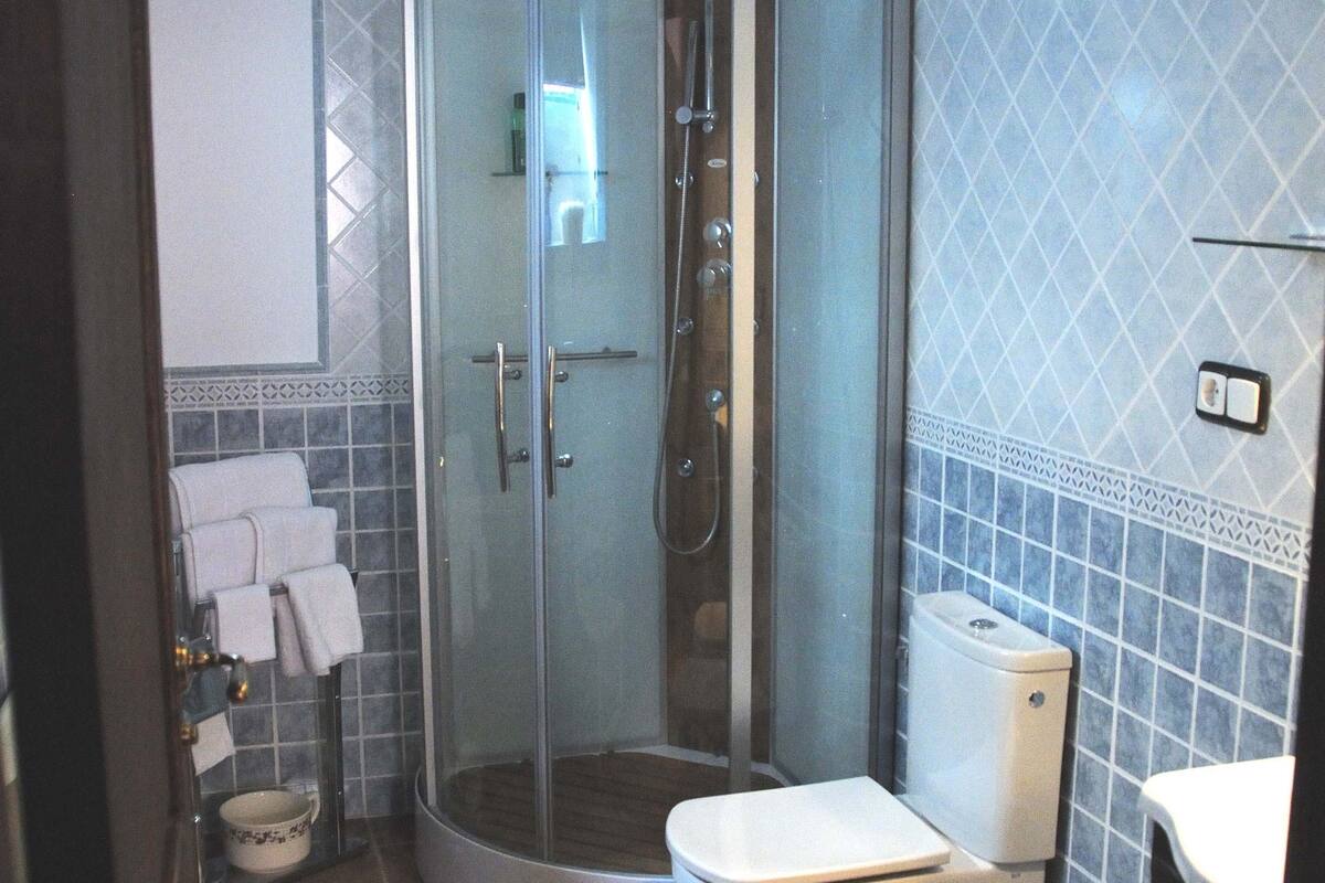 combined shower/bathtub, rainfall showerhead, free toiletries