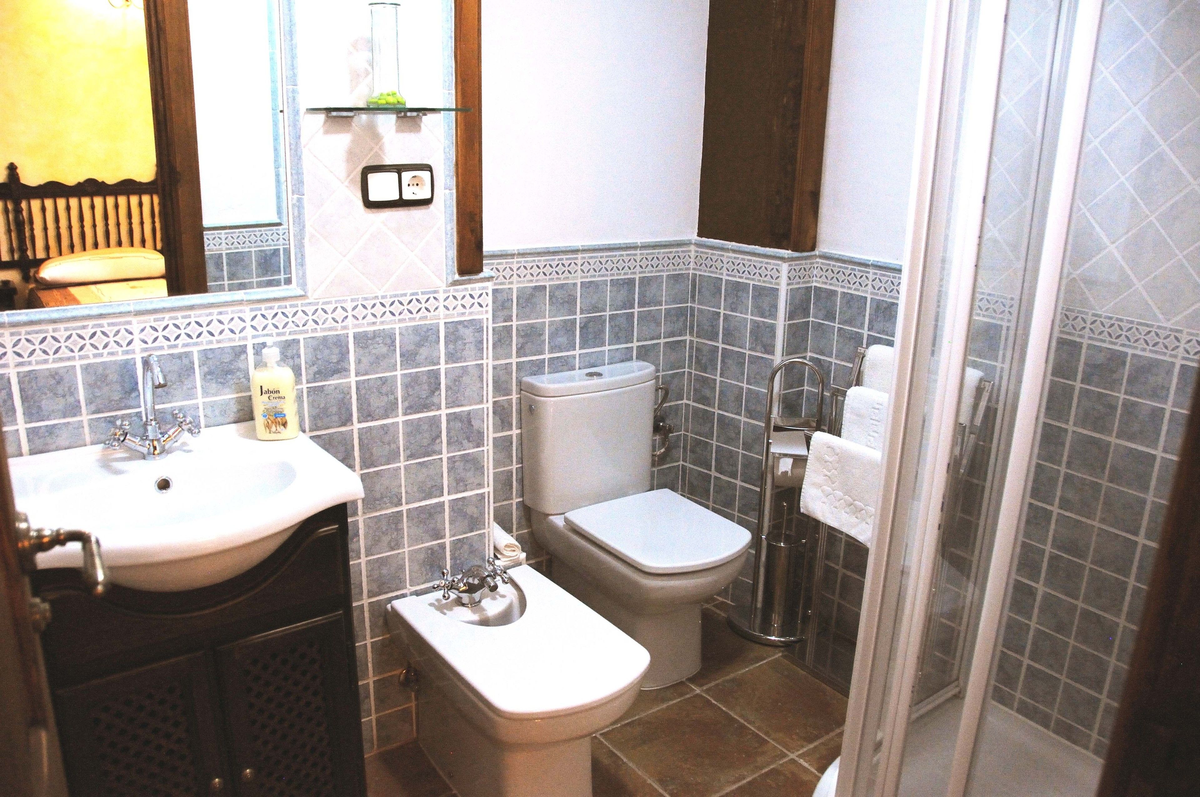 combined shower/bathtub, rainfall showerhead, free toiletries