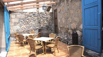 Breakfast, lunch, dinner served; alfresco dining