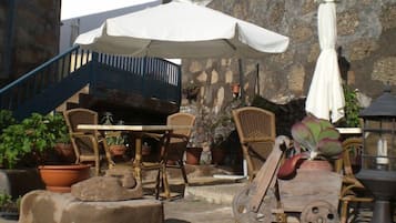 Breakfast, lunch, dinner served; alfresco dining