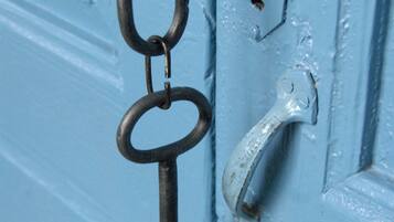 Una puerta azul con cerradura y manija de metal.