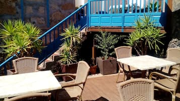 Breakfast, lunch, dinner served; alfresco dining