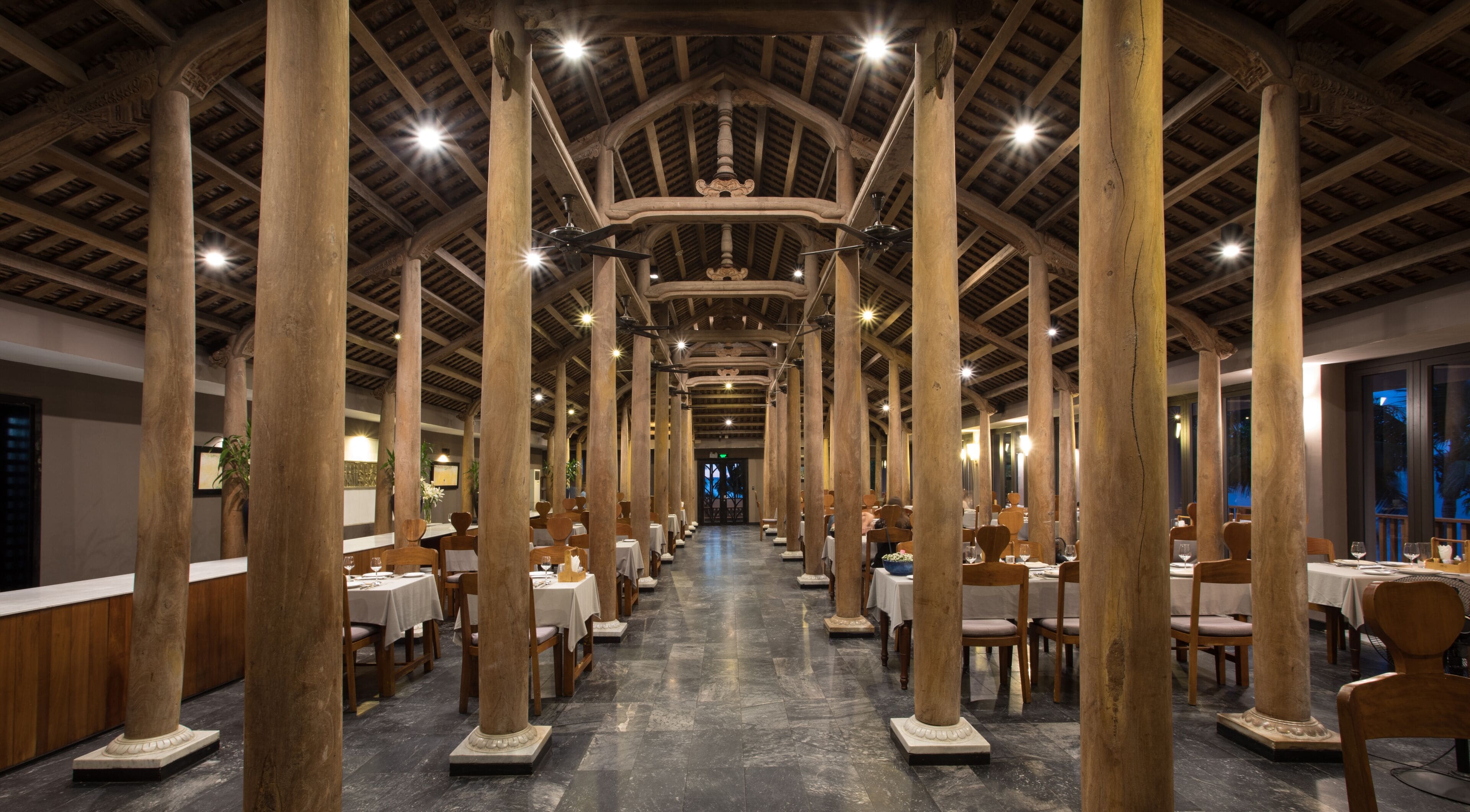 3 restaurants, breakfast served