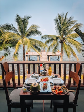 3 restaurants, breakfast served