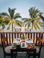 3 restaurants, breakfast served