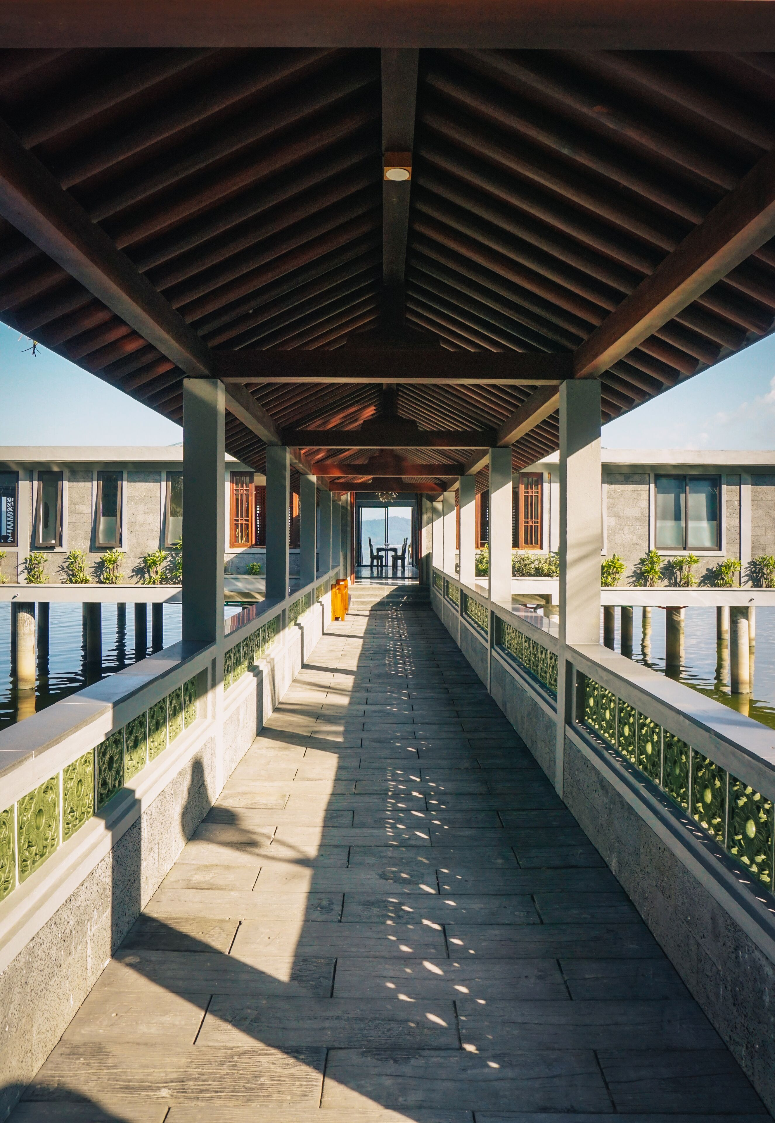 3 restaurants, breakfast served