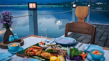 3 restaurants, serveren ontbijt