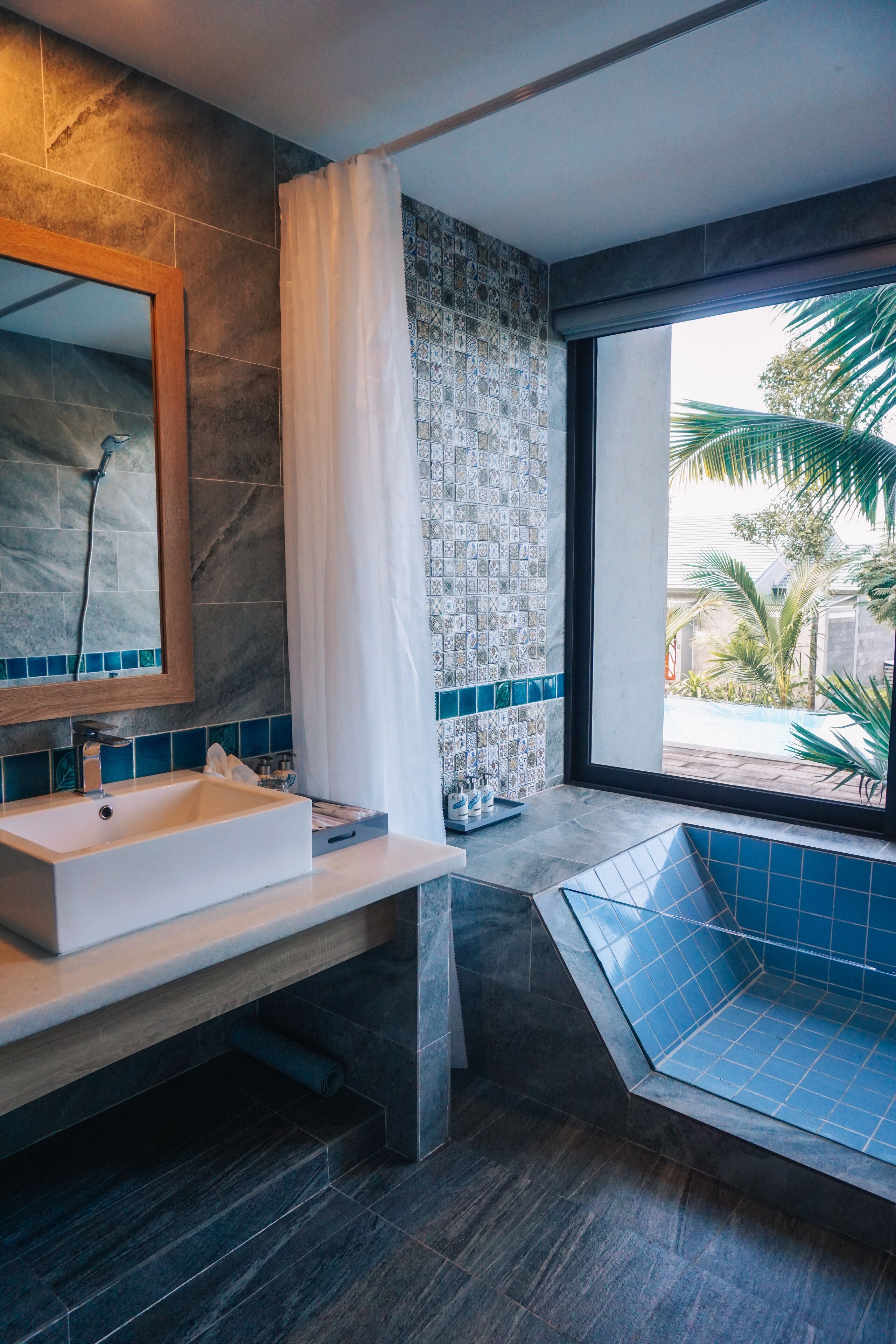 Un baño moderno con un lavamanos grande, una ducha y una bañera.