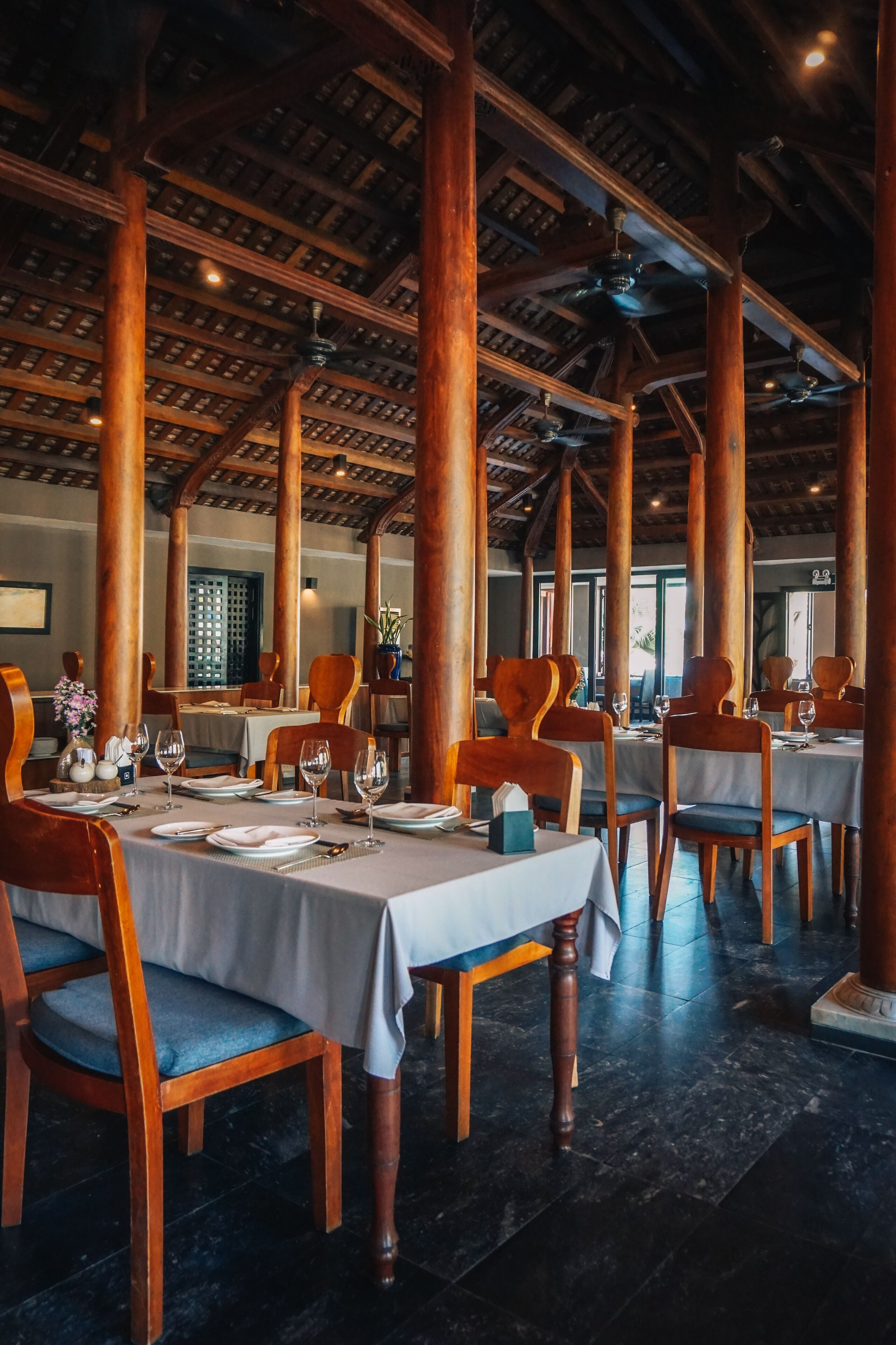 3 restaurants, breakfast served