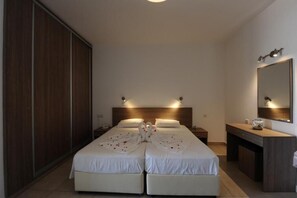 Soundproofing, free cots/infant beds, rollaway beds, bed sheets - Cosmelenia Hotel Apartments (Ayia Napa)
