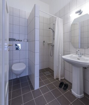 Toalettartikler (inkludert), hårføner og håndklær