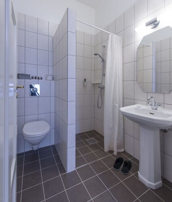 Shower, free toiletries, hair dryer, towels -  Hotel Kong Carl - Unike Hoteller (Sandefjord)
