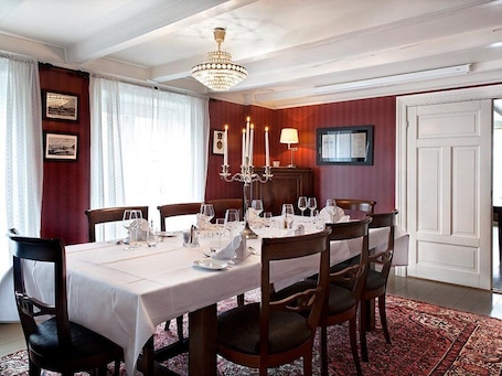 Bar (on property). Hotel Kong Carl - Unike Hoteller