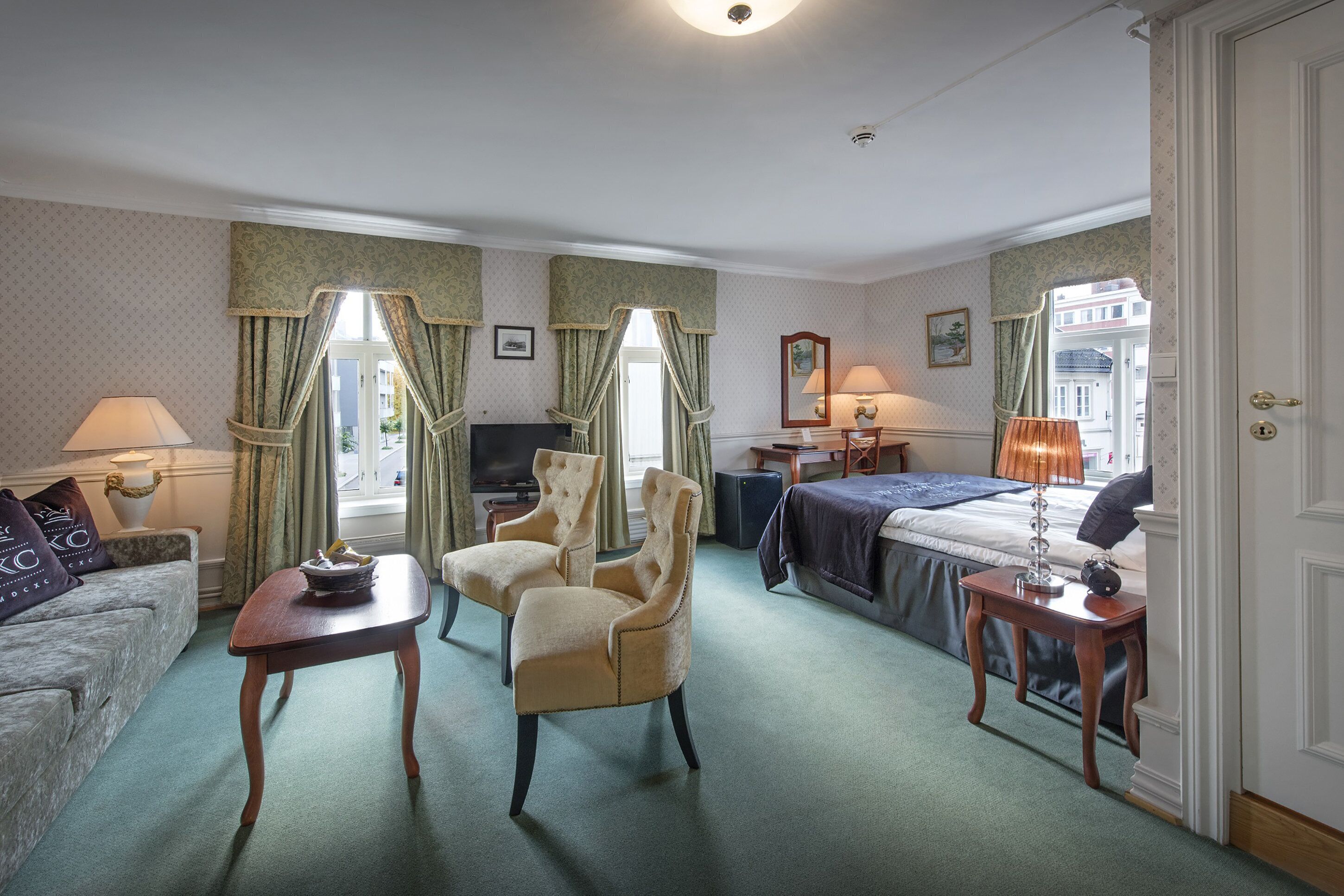 deluxe double room, 1 double bed | premium bedding, minibar, desk, iron/ironing board