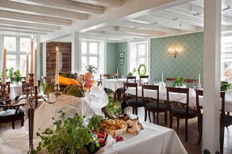 Restaurant. Hotel Kong Carl - Unike Hoteller