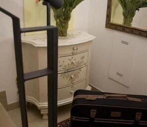 Interior detail - Albergo Corte Antica (Villafranca di Verona)