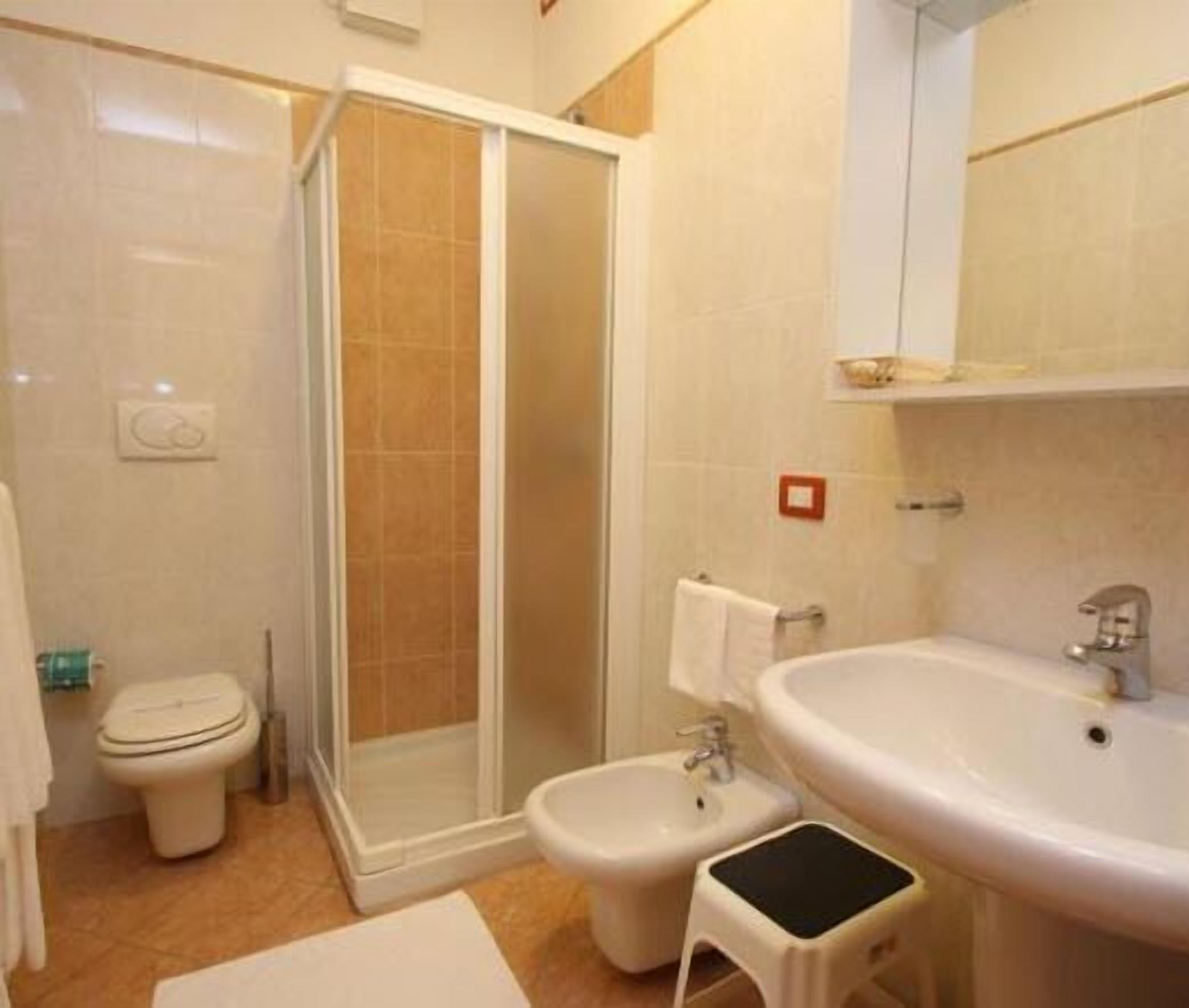 Shower, free toiletries, hair dryer, bidet