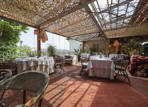Petit déjeuner, déjeuner et dîner servis sur place