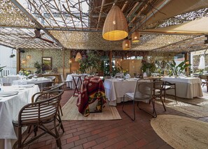 供应早餐、午餐和晚餐