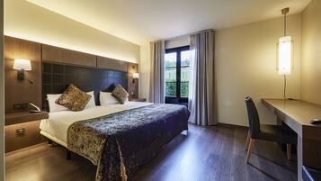 Literie de qualité supérieure, coffres-forts dans les chambres, bureau