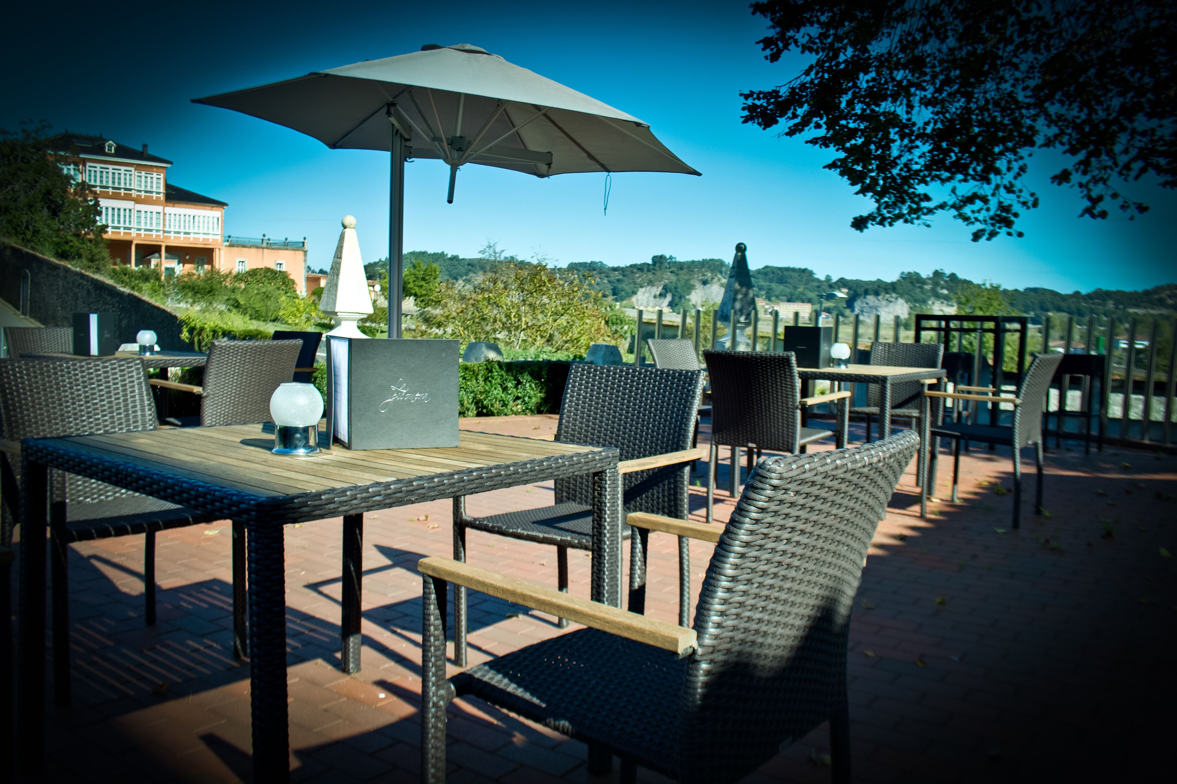 تقديم الإفطار والغداء والعشاء