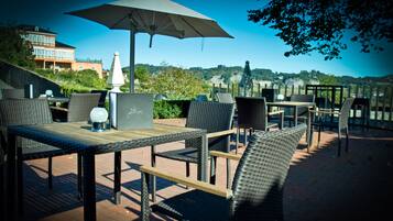 S'hi serveixen esmorzars, dinars i sopars