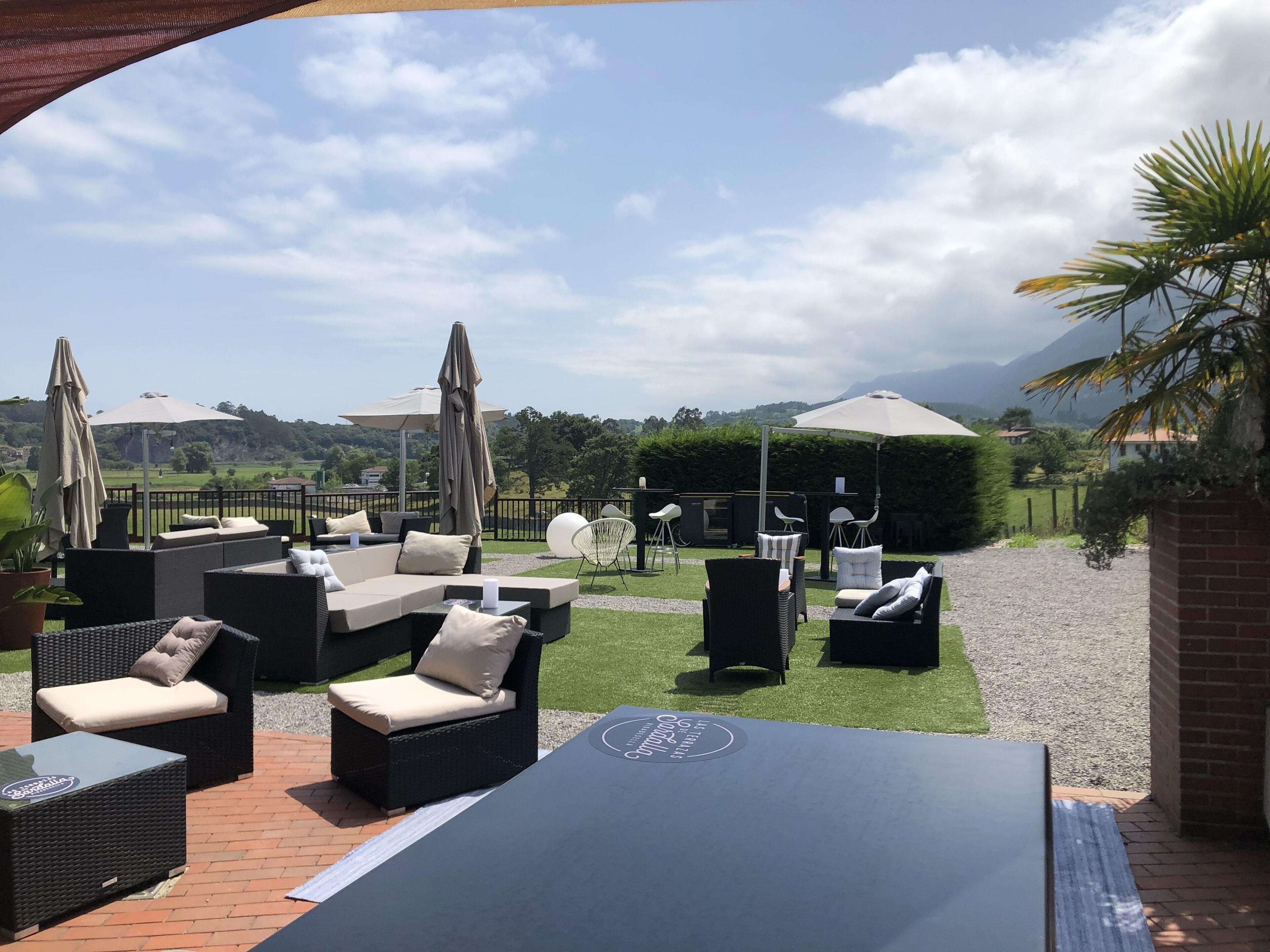 تقديم الإفطار والغداء والعشاء