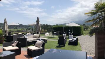 S'hi serveixen esmorzars, dinars i sopars