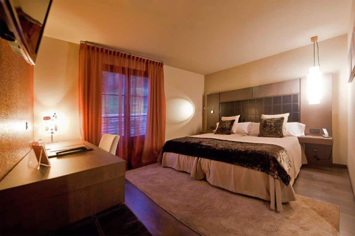 Premium bedding, in-room safe, desk, laptop workspace