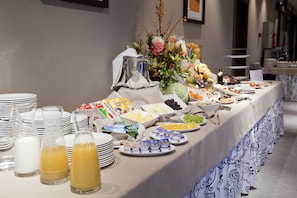 Daily buffet breakfast for a fee - La Piconera And Spa (Ribadesella)