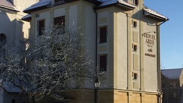 المنشأة من الخارج