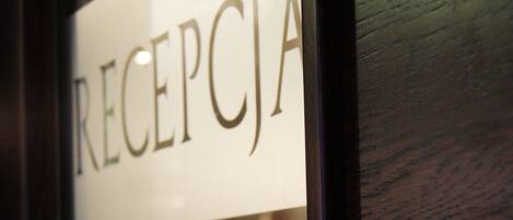 Señal de recepción con la palabra 'RECEPCJA' visible.