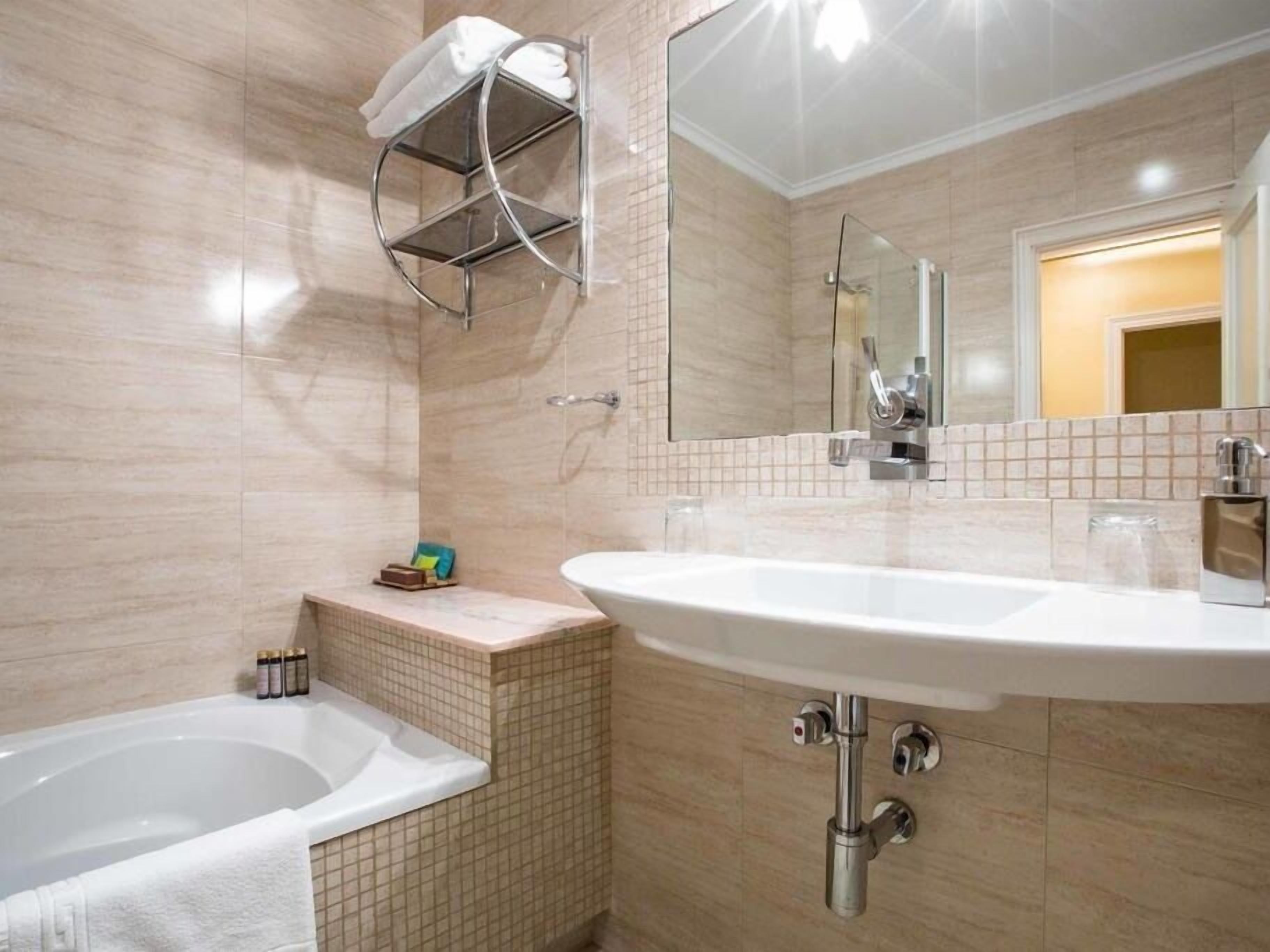 standard double or twin room, ensuite | bathroom