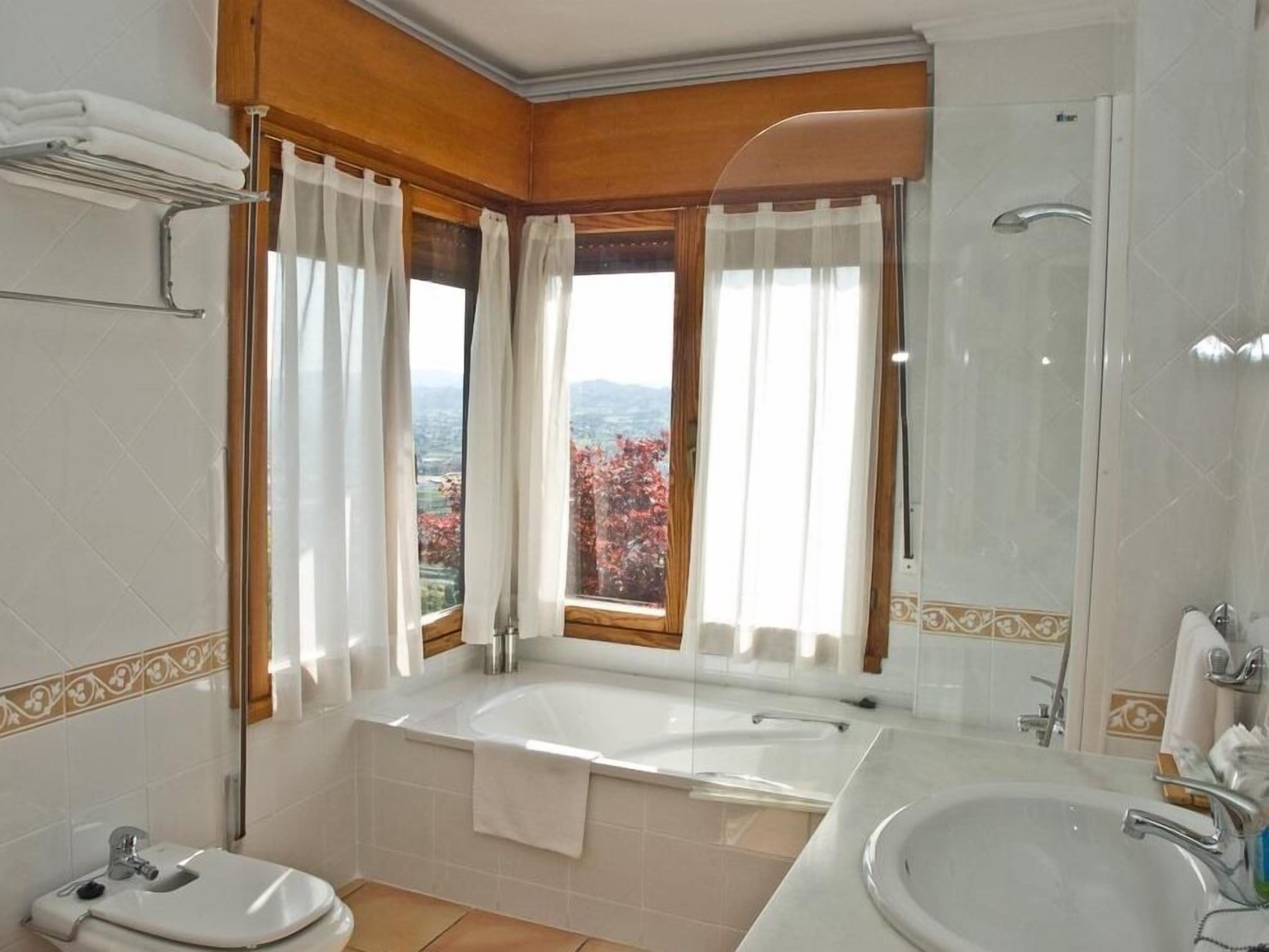 standard double or twin room, ensuite | bathroom