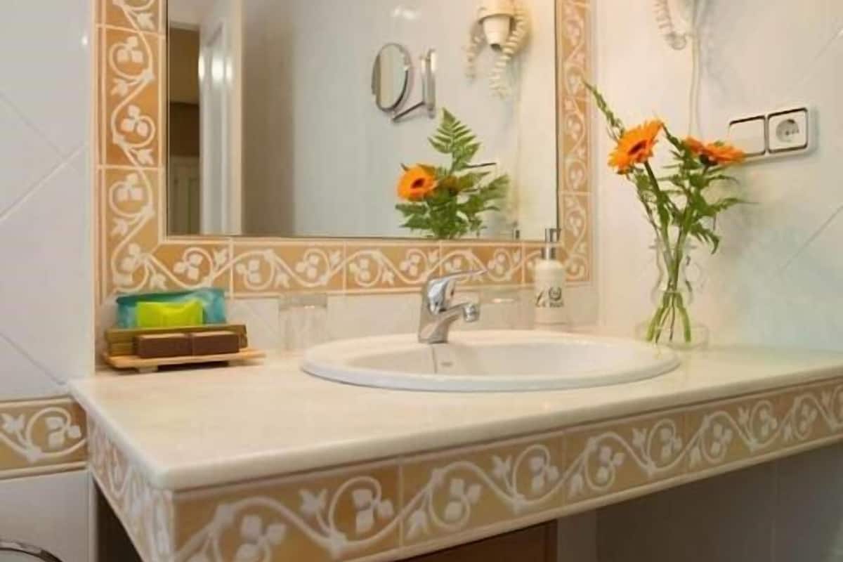 superior double room, ensuite | bathroom