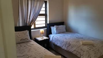 1 dormitorio, caja fuerte, tabla de planchar con plancha