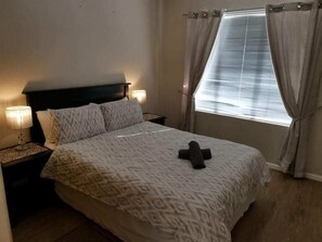 1 bedroom, in-room safe, iron/ironing board - Serengeti Self Catering Apartments (Cape Town)