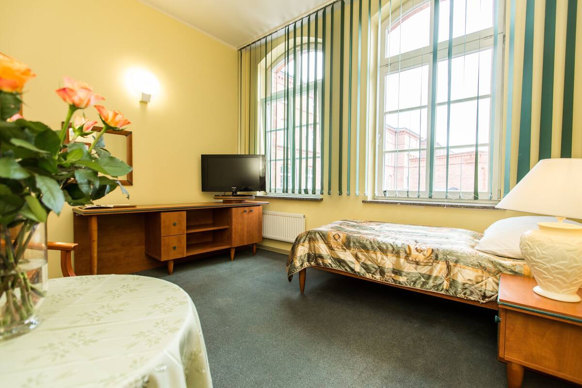 Single Room | Premium bedding, desk, iron/ironing board (on request), WiFi (free)