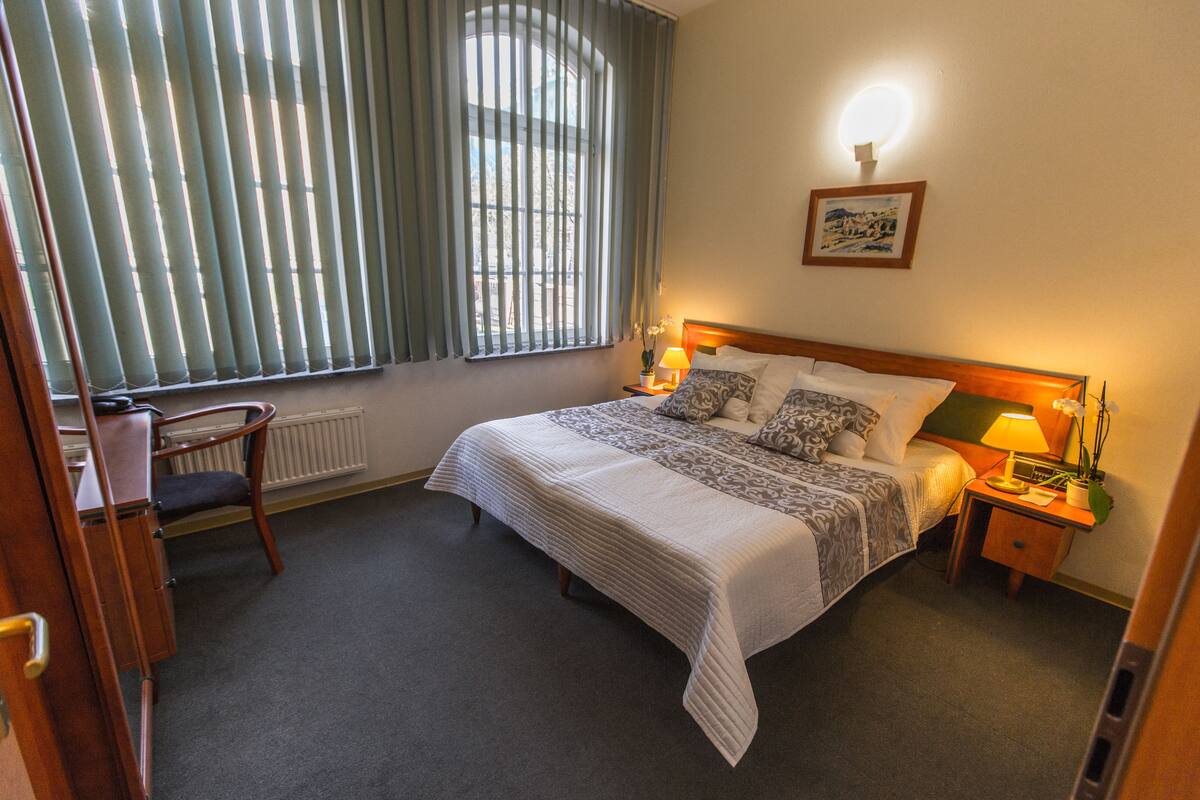Suite | Premium bedding, desk, iron/ironing board (on request), WiFi (free)