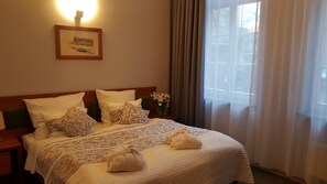 Literie de qualité supérieure, bureau, fer et planche à repasser