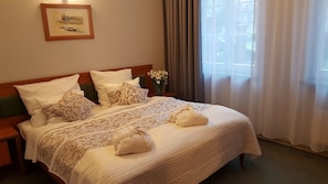 Ropa de cama de alta calidad y escritorio 