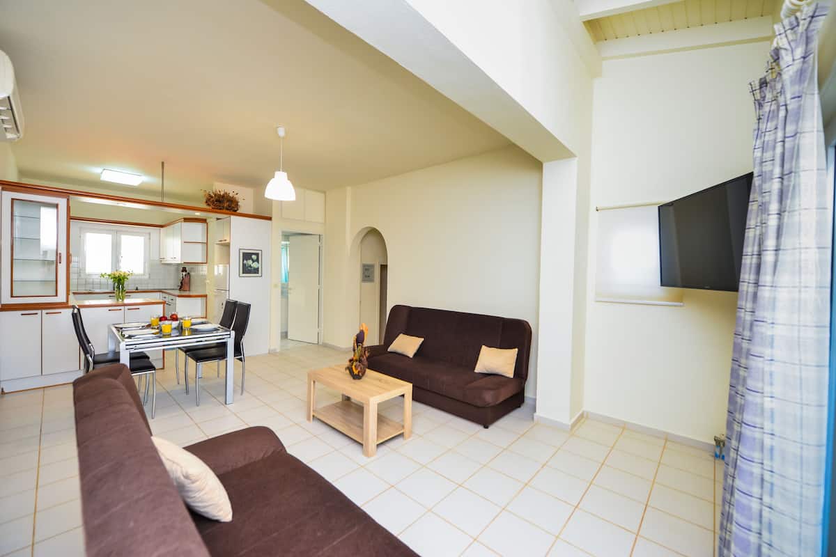 Departamento superior, 2 habitaciones, vista al mar | Área de sala de estar | Televisión de 24 pulgadas con canales vía satélite