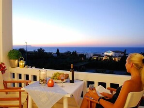 Outdoor dining - Golden Dream Apartments (Hersonissos)