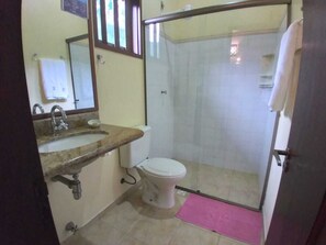 Shower, free toiletries, hair dryer, towels - Pousada da Terra Paraty (Paraty)