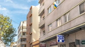 A multi-story building with balconies and a sign for Hotel Blanca Paloma. - Hotel Blanca Paloma (Las Palmas de Gran Canaria)