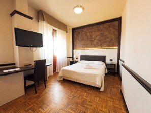 Standaard kamer, 1 tweepersoonsbed | Een minibar, een kluis op de kamer, een bureau