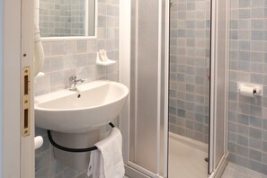 Standaard kamer, 1 tweepersoonsbed | Badkamer | Een haardroger, handdoeken