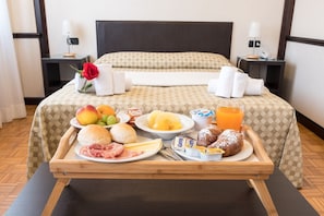Double Room | Minibar, in-room safe, desk, iron/ironing board - Hotel Astoria Fidenza (Fidenza)